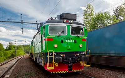 Green Cargo-lok på ett järnvägsspår